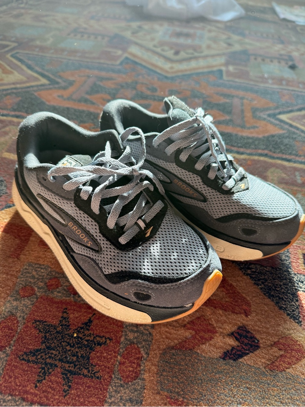 Brooks Ghost Max SE -  Gray with Black - size 6
